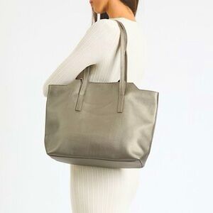 Amber Bag l Pebble Leather | Silver | M.I.L.A
 (42 cm) x (30 cm) x (31 cm) New